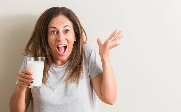 Frau Mittleren Alters Trinkt Ein Glas Frische Milch Sehr Glücklich — Stockfoto