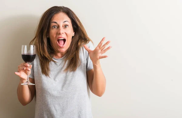 Mujer Mediana Edad Bebiendo Vino Tinto Una Copa Muy Feliz —  Fotos de Stock