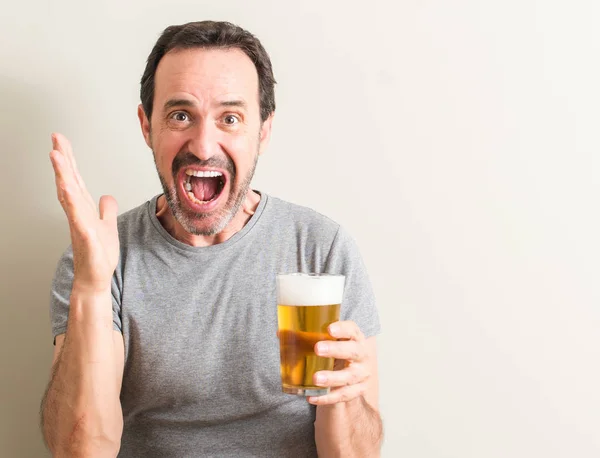 Homem Sênior Bebendo Cerveja Muito Feliz Animado Expressão Vencedora Celebrando — Fotografia de Stock