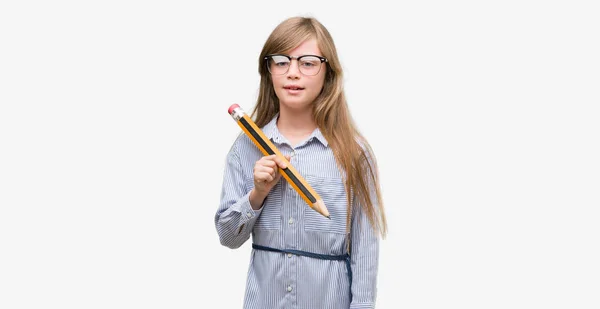 Młode Dziecko Trzymając Wielki Ołówek Szczęśliwy Twarz Stałego Uśmiechając Się — Zdjęcie stockowe