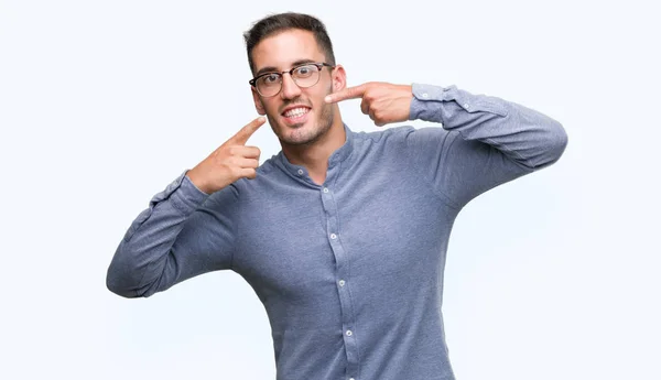 Guapo Joven Elegante Hombre Con Gafas Sonriendo Confiado Mostrando Señalando —  Fotos de Stock