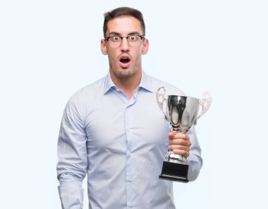 Kupa bir sürpriz yüz, korkuyor ve heyecanlı korku ifadesi ile şok korkmuş tutan yakışıklı genç