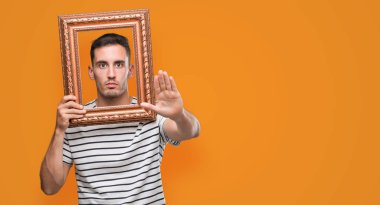 Vintage sanat çerçevesi ile üzerinden baktığımda yakışıklı delikanlı dur işareti ile ciddi ve kendine güvenen ifade, savunma hareketi yaparken el açmak