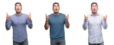 Farklı kıyafetler giymiş yakışıklı genç hayran ve yukarıya bakıyor ve parmakları ile işaret ve silah kaldırdı şaşırttı.