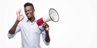Parmak, mükemmel sembolü ile ok işareti yapıyor megafon tutan genç Afro-Amerikan adam