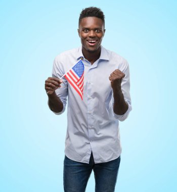 Duygu tezahürat gurur çığlık ve zafer ve başarı çok heyecanlı, kutluyor ABD bayrağı tutan genç Afro-Amerikan adam