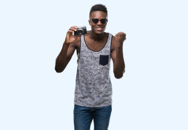 Duygu tezahürat gurur çığlık ve zafer ve başarı çok heyecanlı, kutluyor vintage kamera tutan genç Afro-Amerikan adam