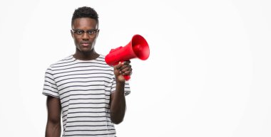 Acımak yüz ciddi düşünüyorum üstünde kendine güvenen bir ifade ile megafon tutan genç Afro-Amerikan adam