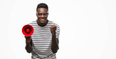 Duygu tezahürat gurur çığlık ve zafer ve başarı çok heyecanlı, kutluyor megafon tutan genç Afro-Amerikan adam