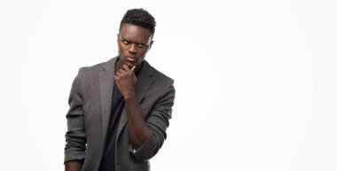 Bir ceket ciddi bir yüz düşünme hakkında soru, çok karışık fikir giyen genç Afro-Amerikan adam