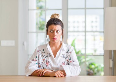 Genç kadın, ev şüpheci ve sinir, çatık sorunu nedeniyle üzgün. Negatif kişi.