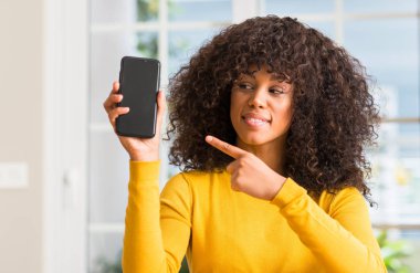 Afrikalı-Amerikalı kadın el ve parmak ile işaret çok mutlu Smartphone kullanarak