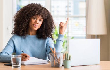 Afrikalı-Amerikalı kadın eğitimi evde bir bilgisayar dizüstü el ve parmak ile tarafına işaret çok mutlu kullanma