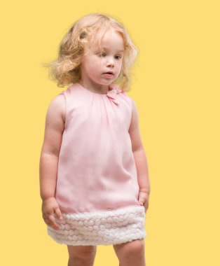 Güzel sarışın yürümeye başlayan çocuk el hareketi