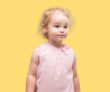 Güzel sarışın yürümeye başlayan çocuk el hareketi