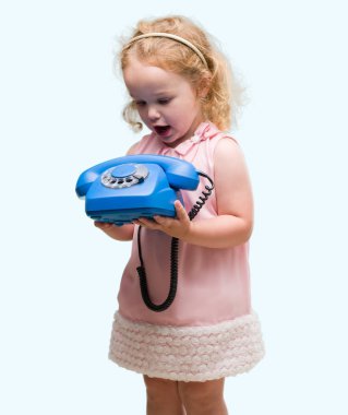 Güzel sarışın yürümeye başlayan çocuk Vintage telefon kullanma