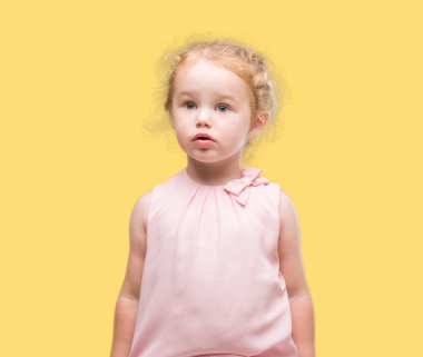 Güzel sarışın yürümeye başlayan çocuk el hareketi