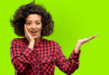 Bir şey boş elinde tutan güzel Arap kadın