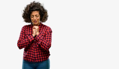 Depresif üzgün duygu ifade üzüntü dolu ağlayan güzel Arap kadın