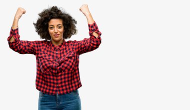 Onun iyi güç ve spor salonu konsept, sağlıklı yaşam ifade pazı gösterilen güzel Arap kadın