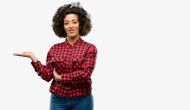 Bir şey boş elinde tutan güzel Arap kadın