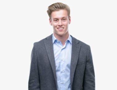 Genç yakışıklı sarışın iş adamı yüzünde mutlu ve güzel bir gülümseme ile. Şanslı kişi.