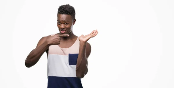 Genç Afro Amerikan Adam Parmak Ile Işaret Çok Mutlu — Stok fotoğraf