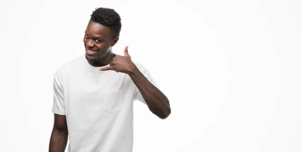 Jovem Afro Americano Vestindo Camiseta Branca Sorrindo Fazendo Gesto Telefone — Fotografia de Stock