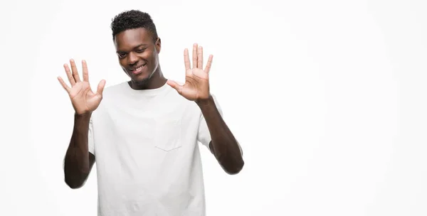 Unga Afroamerikanska Man Klädd Vit Shirt Visar Och Pekar Uppåt — Stockfoto