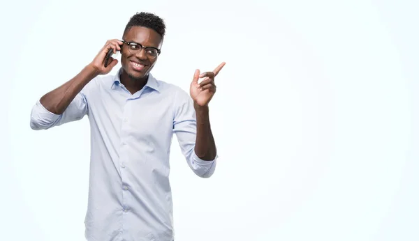 Junger Afrikanisch Amerikanischer Mann Mit Smartphone Sehr Glücklich Zeigt Mit — Stockfoto