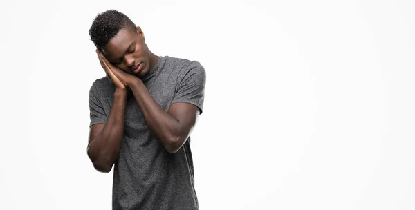 Joven Afroamericano Con Camiseta Gris Durmiendo Cansado Soñando Posando Con — Foto de Stock