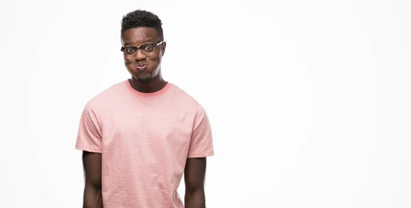 Молодий Афроамериканець Людиною Носіння Рожева Маєчка Пихтять Щоках Смішне Обличчя — стокове фото