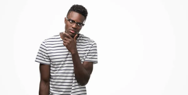 Unga Afroamerikanska Mannen Bär Glasögon Och Marinblå Shirt Med Hand — Stockfoto