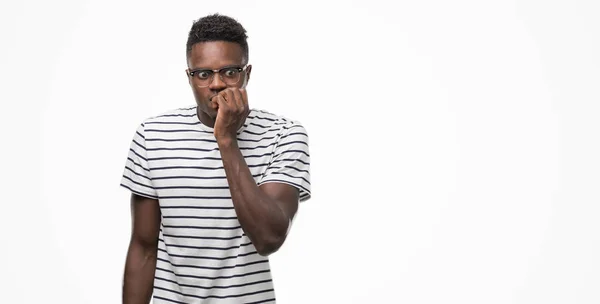 Jonge Afro Amerikaanse Man Dragen Van Bril Marine Shirt Zoek — Stockfoto