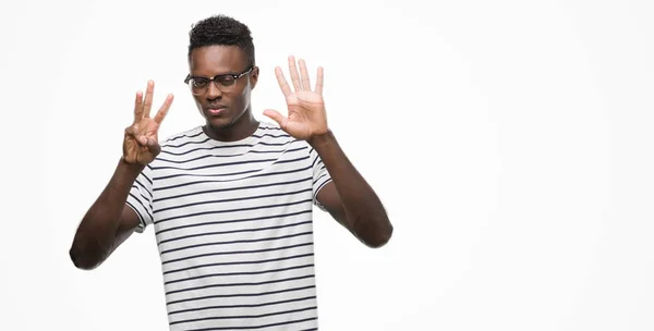 Joven Hombre Afroamericano Con Gafas Camiseta Azul Marino Mostrando Señalando — Foto de Stock