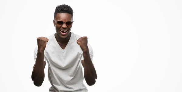 Joven Hombre Afroamericano Con Gafas Sol Gritando Orgulloso Celebrando Victoria — Foto de Stock