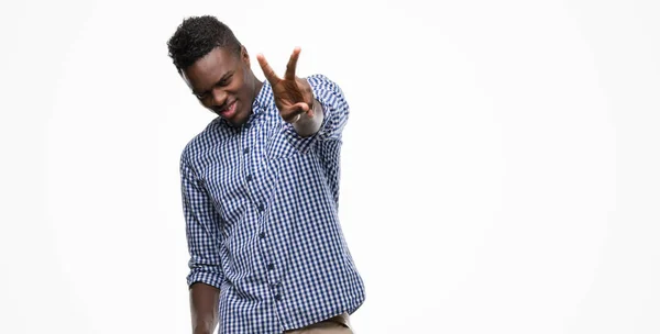 Joven Hombre Afroamericano Vistiendo Camisa Azul Sonriendo Mirando Cámara Mostrando — Foto de Stock