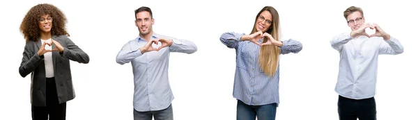 ビジネスの男性とハートマークと手で形を示す愛の笑顔の女性のチーム ロマンチックな概念 — ストック写真