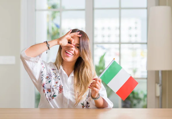 Молодая Женщина Дома Держит Флаг Италии Счастливым Лицом Улыбается Делает — стоковое фото