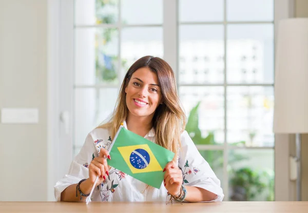 Jovem Mulher Casa Segurando Bandeira Brasil Com Rosto Feliz Sorrindo — Fotografia de Stock