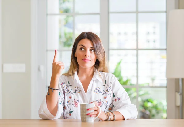 Jonge Vrouw Thuis Drinken Koffie Verrast Met Een Idee Vraag — Stockfoto