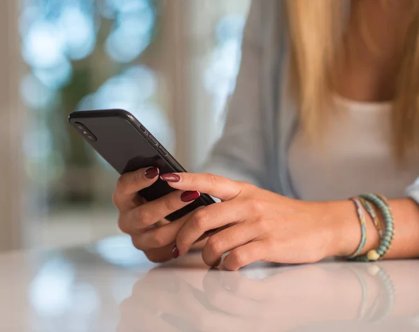 Mulher Usando Smartphone Casa — Fotografia de Stock