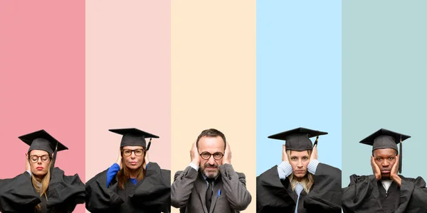 Profesor Sénior Con Sus Estudiantes Graduados Cubriendo Oídos Ignorando Molesto — Foto de Stock