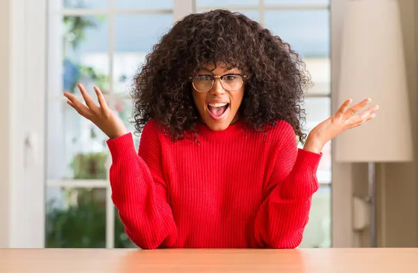 Mujer Afroamericana Con Gafas Muy Contenta Emocionada Expresión Ganadora Celebrando —  Fotos de Stock