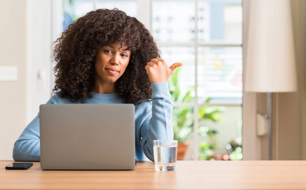 Afrikanisch Amerikanische Frau Mit Laptop Computer Hause Zeigt Mit Der — Stockfoto