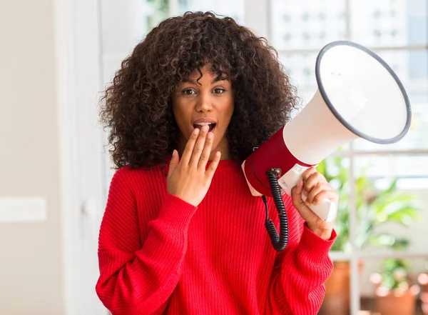 Africano Americano Mulher Segurando Alto Falante Megafone Assustado Choque Com — Fotografia de Stock