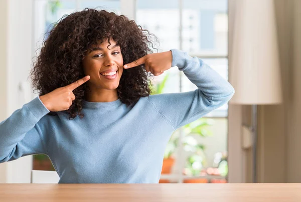 African American Woman Hemma Leende Självsäker Visar Och Pekar Med — Stockfoto