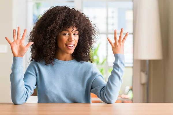 Afroamerikanska Kvinnan Hemma Visar Och Pekar Uppåt Med Fingrar Nummer — Stockfoto