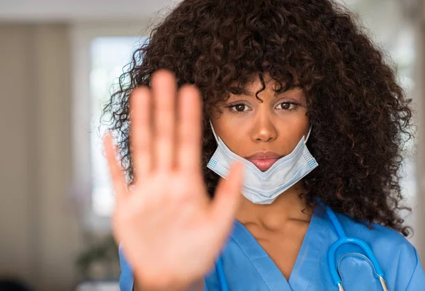 Femme Afro Américaine Professionnelle Médicale Avec Main Ouverte Faisant Stop — Photo