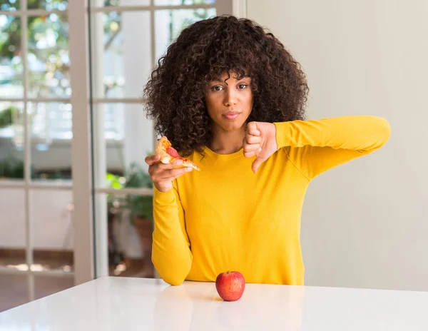 Afrikanerin Mit Wütendem Gesicht Wahl Zwischen Apfel Und Pizzascheibe Negatives — Stockfoto